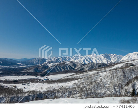 從白馬范村溫泉滑雪場看的白馬谷 從白馬范村溫泉滑雪場看的白馬谷 77411406