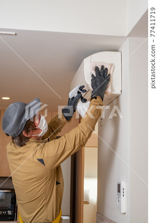 Air conditioner cleaning by a specialist Air conditioner cleaning by a specialist 77411719