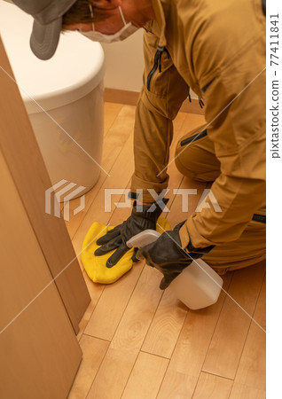 Toilet cleaning by a cleaner 77411841