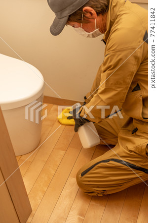 Toilet cleaning by a cleaner 77411842