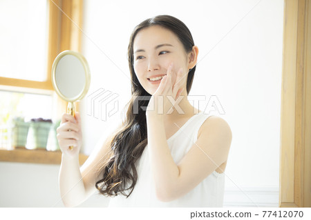 女人笑著微笑美麗 77412070