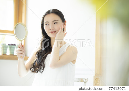 女人笑著微笑美麗 女人笑著微笑美麗 77412071