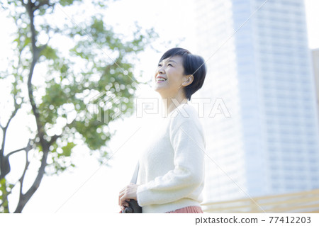 戶外 50 多歲的女性 77412203