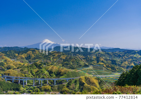 (靜岡縣)新東美高速公路新清水JCT和富士山 (靜岡縣)新東美高速公路新清水JCT和富士山 77412814