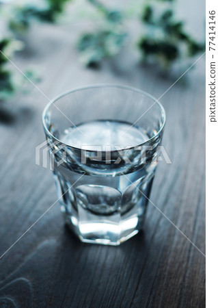 Water that entered the glass 77414146