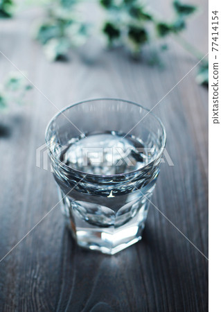 Water that entered the glass 77414154