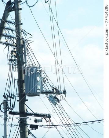藍天和電線桿 77414296