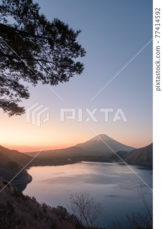 Mt. Fuji and Lake Motosu at dawn (from Nakanokura Pass View Point) 77414592