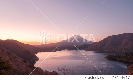 黎明時分的富士山和本栖湖（從中倉山口觀景台） 77414647