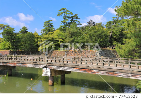 【島根縣】晴天的宇賀橋和松江城天守閣 【島根縣】晴天的宇賀橋和松江城天守閣 77415528