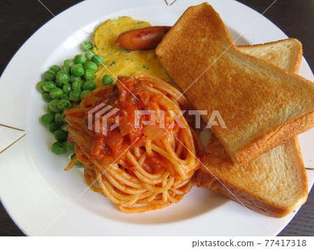One plate of tomato spaghetti and toast 77417318