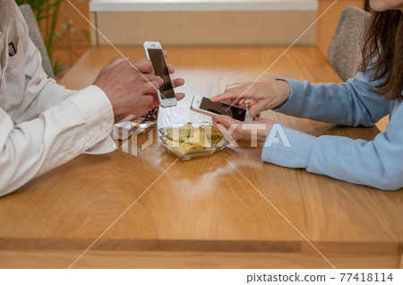 年長夫婦在自我約束的生活中互相教如何使用智能手機 年長夫婦在自我約束的生活中互相教如何使用智能手機 77418114