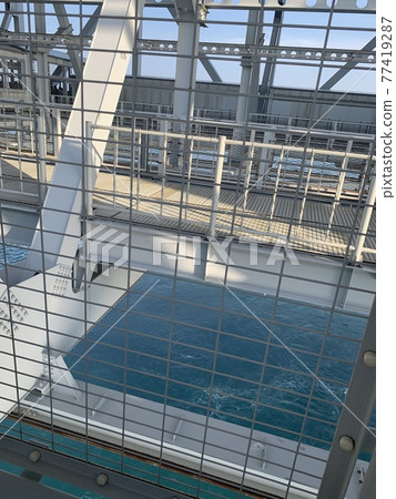 從大鳴門大橋長廊眺望鐵絲網 從大鳴門大橋長廊眺望鐵絲網 77419287