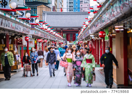 根據日本東京都市風景的第三次宣言。淺草寺是戴著口罩的遊客……遠遠沒有限制人流……= 5月8日 根據日本東京都市風景的第三次宣言。淺草寺是戴著口罩的遊客……遠遠沒有限制人流……= 5月8日 77419868