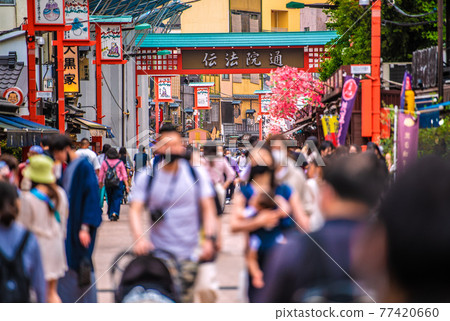 Under the third declaration of the Tokyo cityscape of Japan. Dempoin Street is a tourist wearing a mask ... far from restraining the flow of people ... = May 8 Under the third declaration of the Tokyo cityscape of Japan. Dempoin Street is a tourist wearing a mask ... far from restraining the flow of people ... = May 8 77420660