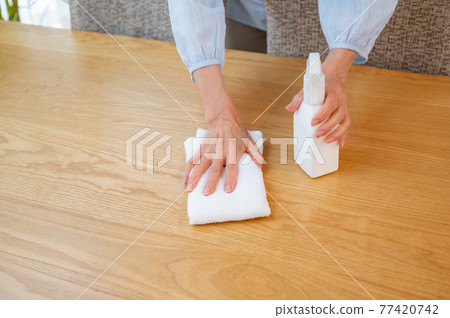 用酒精噴霧消滅新型冠狀病毒 用酒精噴霧消滅新型冠狀病毒 77420742