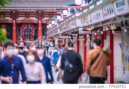 根據日本東京都市風景的第三次宣言。淺草寺是戴著口罩的遊客……遠遠沒有限制人流……= 5月8日 根據日本東京都市風景的第三次宣言。淺草寺是戴著口罩的遊客……遠遠沒有限制人流……= 5月8日 77420751