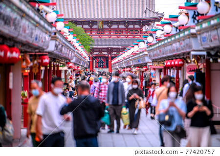 根據日本東京都市風景的第三次宣言。淺草寺是戴著口罩的遊客……遠遠沒有限制人流……= 5月8日 根據日本東京都市風景的第三次宣言。淺草寺是戴著口罩的遊客……遠遠沒有限制人流……= 5月8日 77420757
