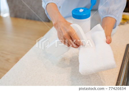 用酒精噴霧消滅新型冠狀病毒 77420834