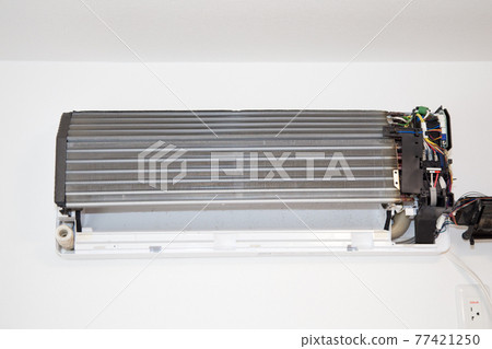 空調室內機拆解：拆下機蓋，露出鋁翅片。 77421250