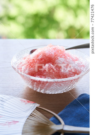 Strawberry taste shaved ice 77421476