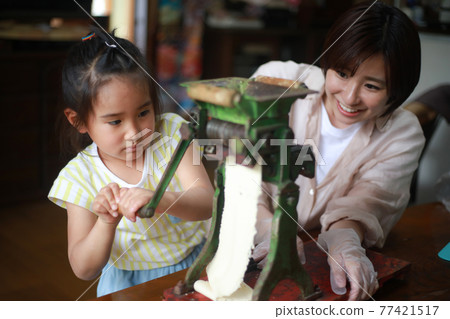 使用生魚片機的父母和孩子 77421517