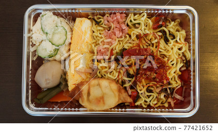 用一次性容器包裝的中式炒麵午餐 用一次性容器包裝的中式炒麵午餐 77421652