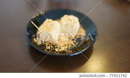 從側面拍下黑盤子裡的芥末麻糬 77421742