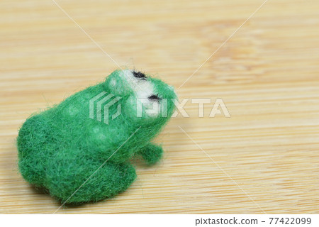 Frog made of needle felt 77422099