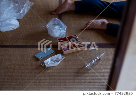 A man who collapsed at home 77422980