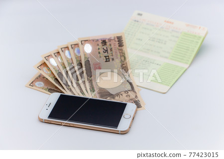 10,000 yen bill, smartphone and passbook 10,000 yen bill, smartphone and passbook 77423015
