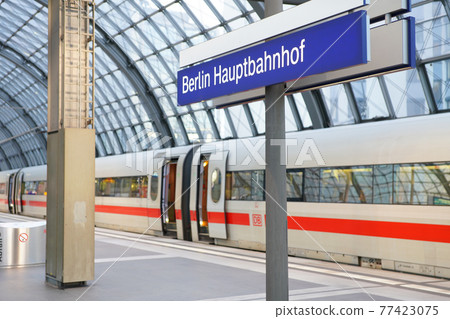 在德國柏林的火車站 在德國柏林的火車站 77423075