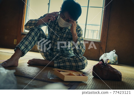 生病的年輕人打電話 77423121