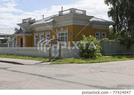 Monument of wooden architecture of the XIX century on Mayakovsky Street in the city of Vologda 77424047