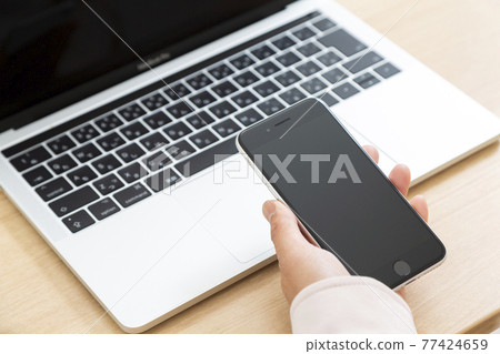 筆記本電腦、智能手機和女性 77424659