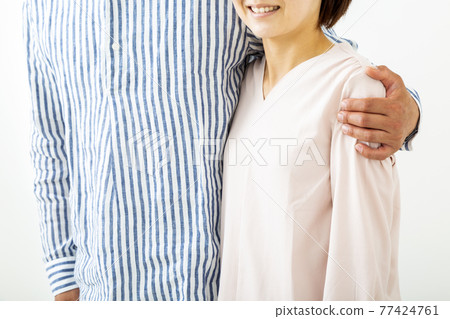 Middle couple couple Middle couple couple 77424761