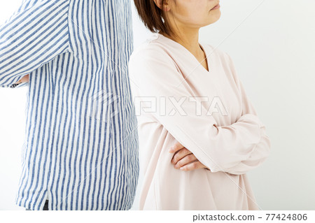 中間夫妻吵架 77424806