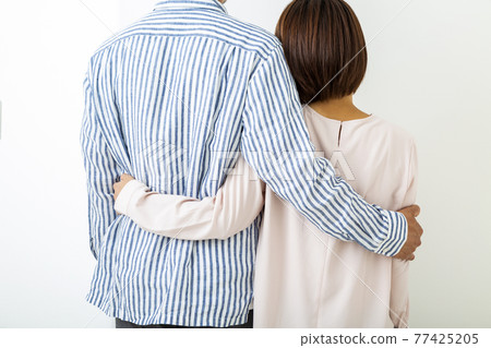 Middle couple couple Middle couple couple 77425205