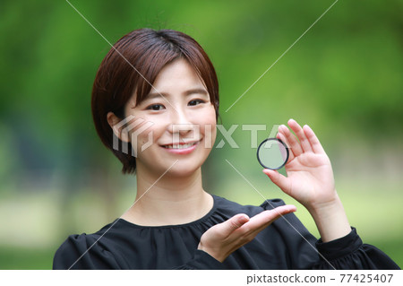 Woman with lens filter 77425407