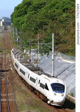 Limited express train of JR Kyushu, 885 series, white "Sonic" 77425904