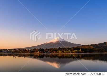 (Yamanashi Prefecture) Upside-down red Fuji at dawn and fantastic sky gradation (Yamanashi Prefecture) Upside-down red Fuji at dawn and fantastic sky gradation 77426032