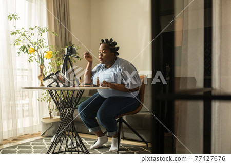 Blogger broadcasting about makeup to subscribers while making online tutorial 77427676