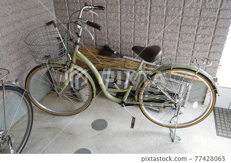 Green bicycle 77428065