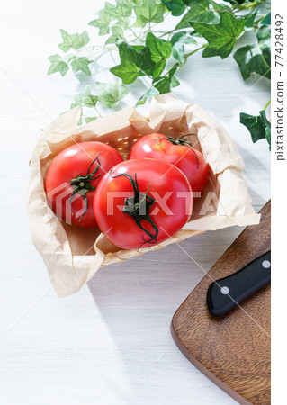 Fresh tomatoes Fresh tomatoes 77428492