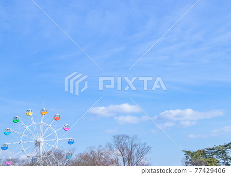 摩天輪漂浮在湛藍的天空 77429406