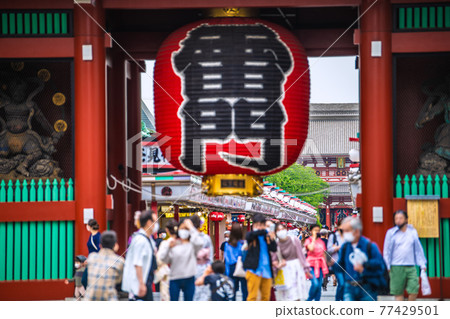 根據日本東京都市風景的第三次宣言。淺草寺是戴著口罩的遊客……遠遠沒有限制人流……= 5月8日 77429501