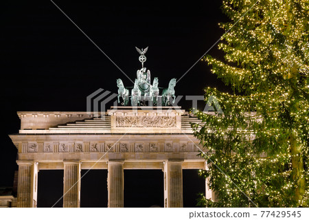 Brandenburg Gate and Christmas Tree at night Pariser Platz Mitte Berlin Germany 77429545