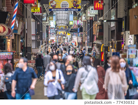 根據日本東京都市風景的第三次宣言。即使百貨公司關門,也遠不能抑制人流……= 5月8日,淺草 根據日本東京都市風景的第三次宣言。即使百貨公司關門,也遠不能抑制人流……= 5月8日,淺草 77430832