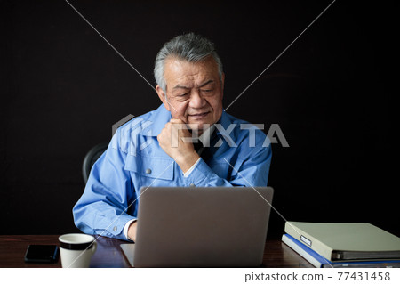 工作服的男性前輩 工作服的男性前輩 77431458