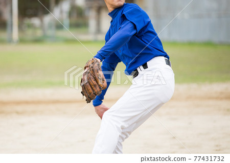 Men playing grass baseball 77431732